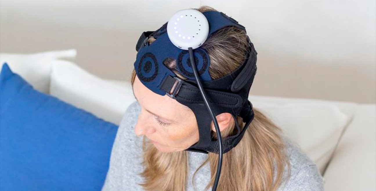 Se coloca una bobina que emite pulsos magnéticos